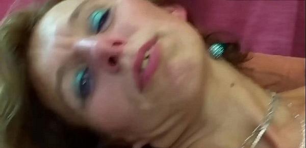 Geile Milf zeigt dass sie im hohen Alter immer noch geil sein kann